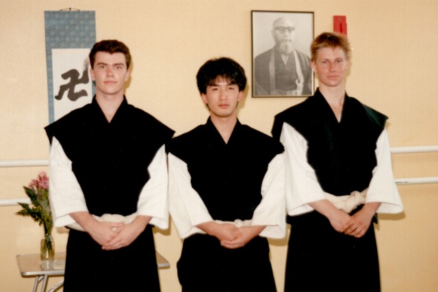 Morikawa Kazuhito-sensei flankerad av Anders till vänster och Åke till höger i samband med en uppvisning i Karlstad 1988.
