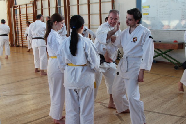 Anders teaching kiri kaeshi nuki to a group of kyūkenshi.