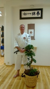 Anders-sensei with the nice plant he received as a gift from all kenshi on the occasion of his grading to 6 dan.